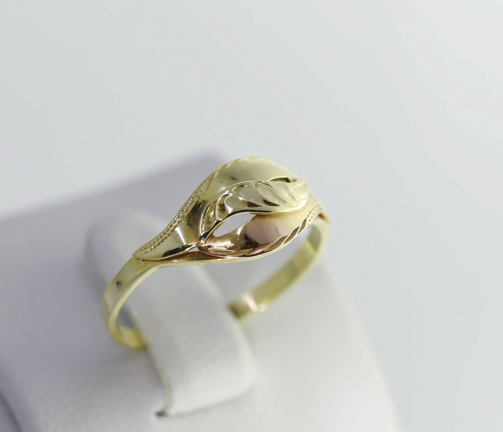 Zlatý dámský prsten s červeným pruhem 14k – 1,65g