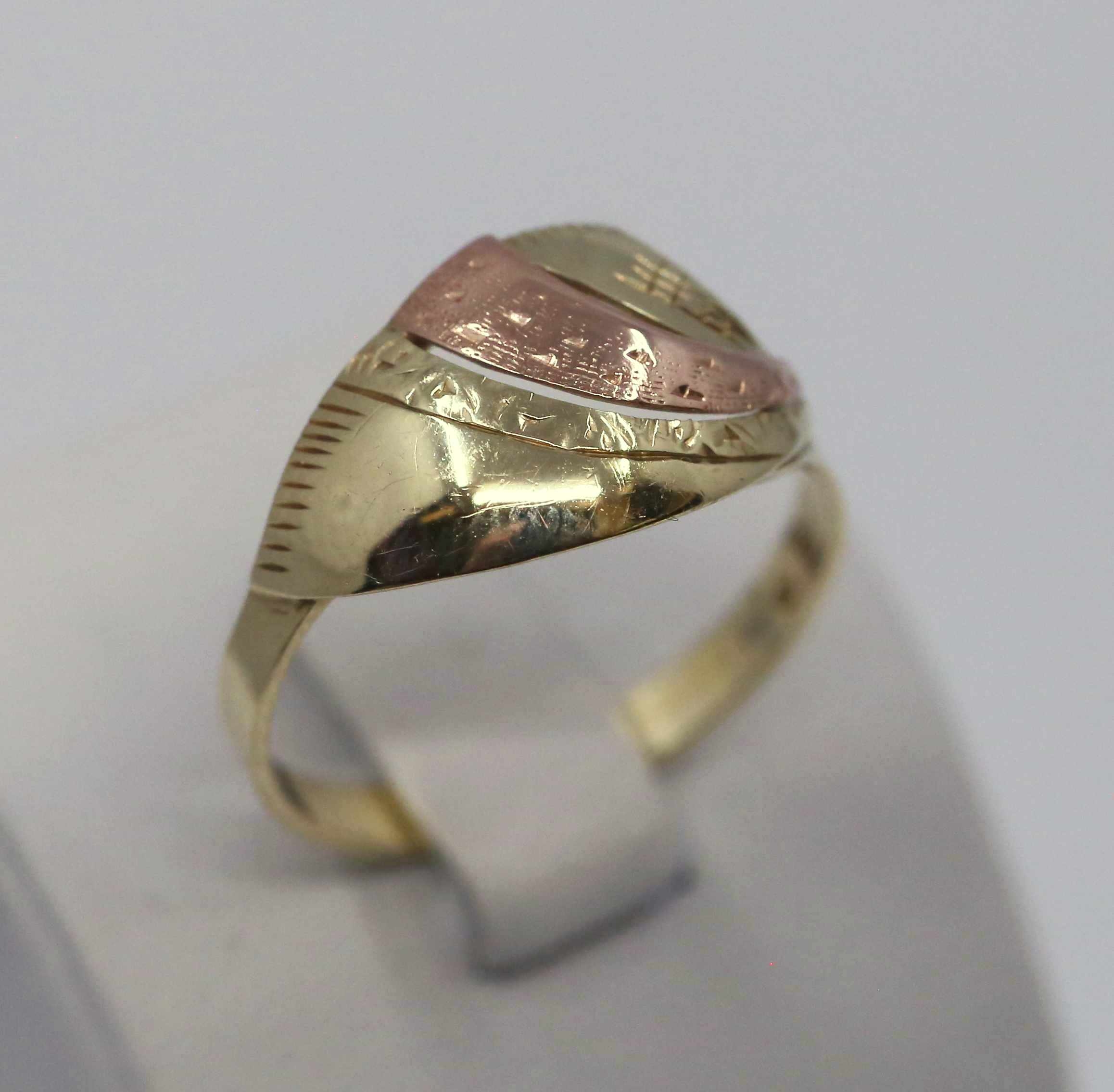 Zlatý dámský prsten s červeným pruhem 14k – 2,42g