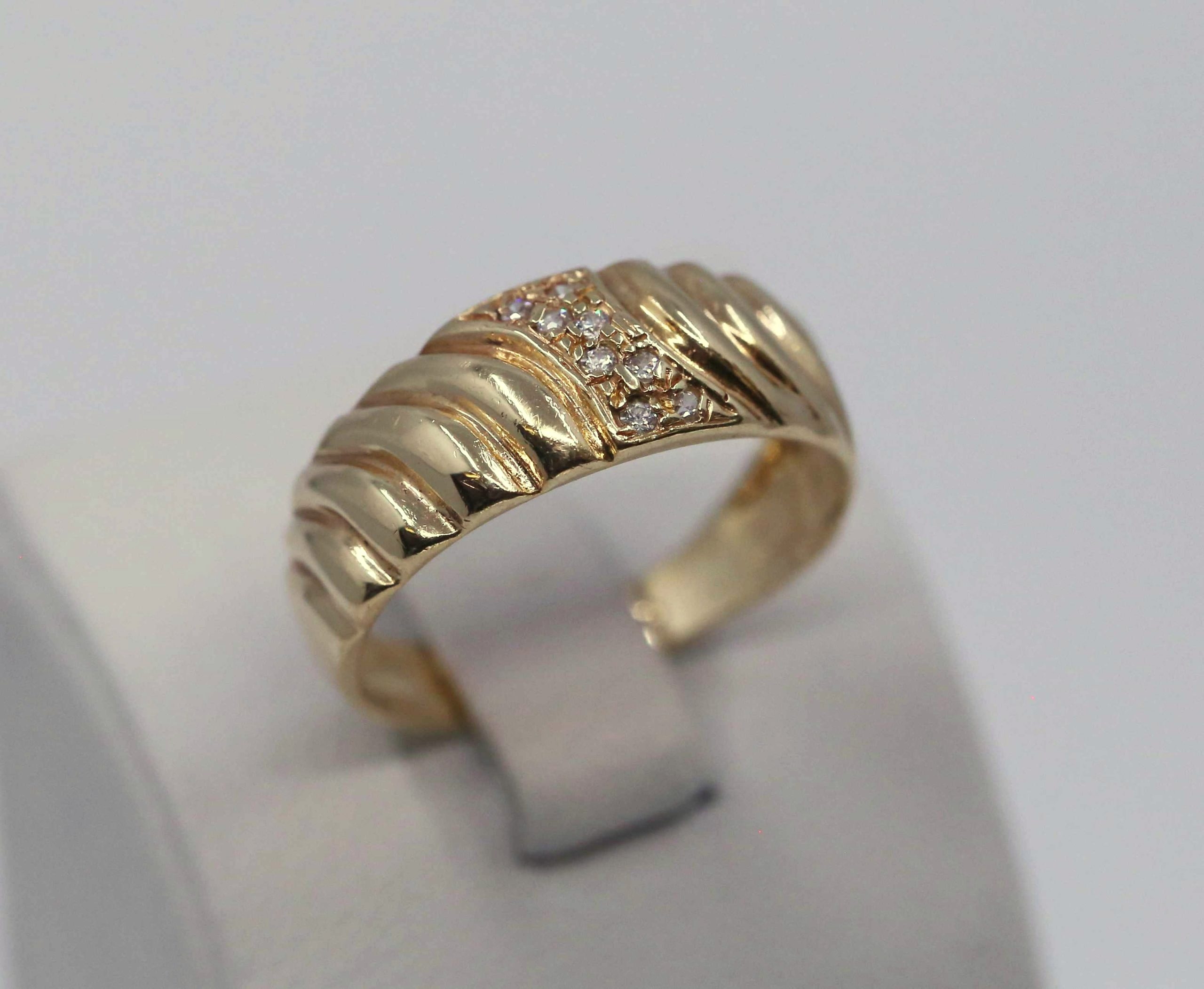 Zlatý dámský prsten pruhovaný 14k – 2,94g