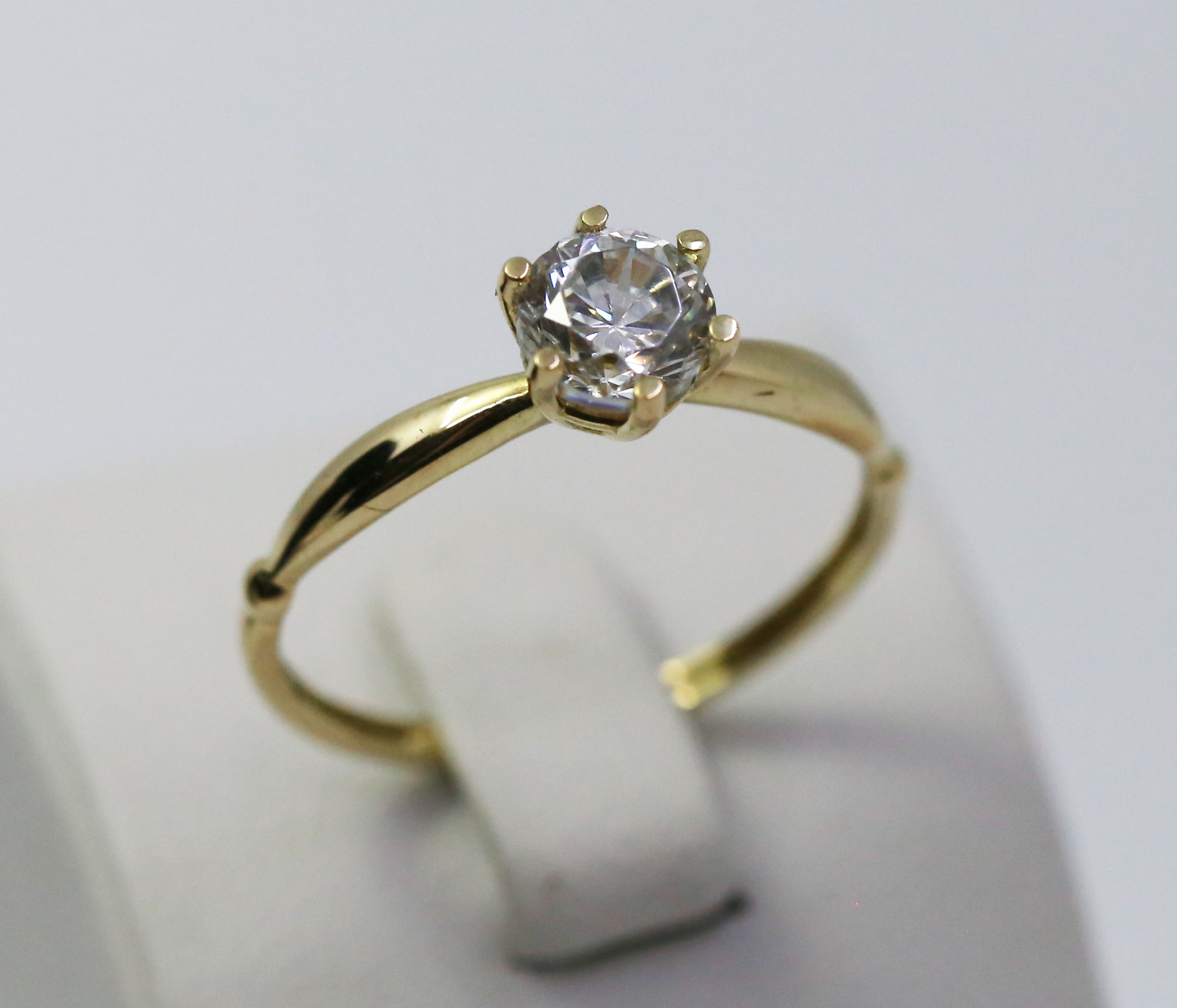 Zlatý dámský prsten s bílým kamenem 14k – 1,71g
