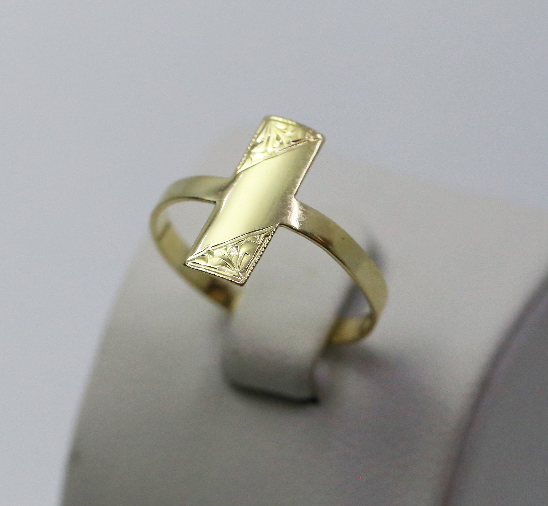 Zlatý dámský prsten s pruhem 14k – 1,35g