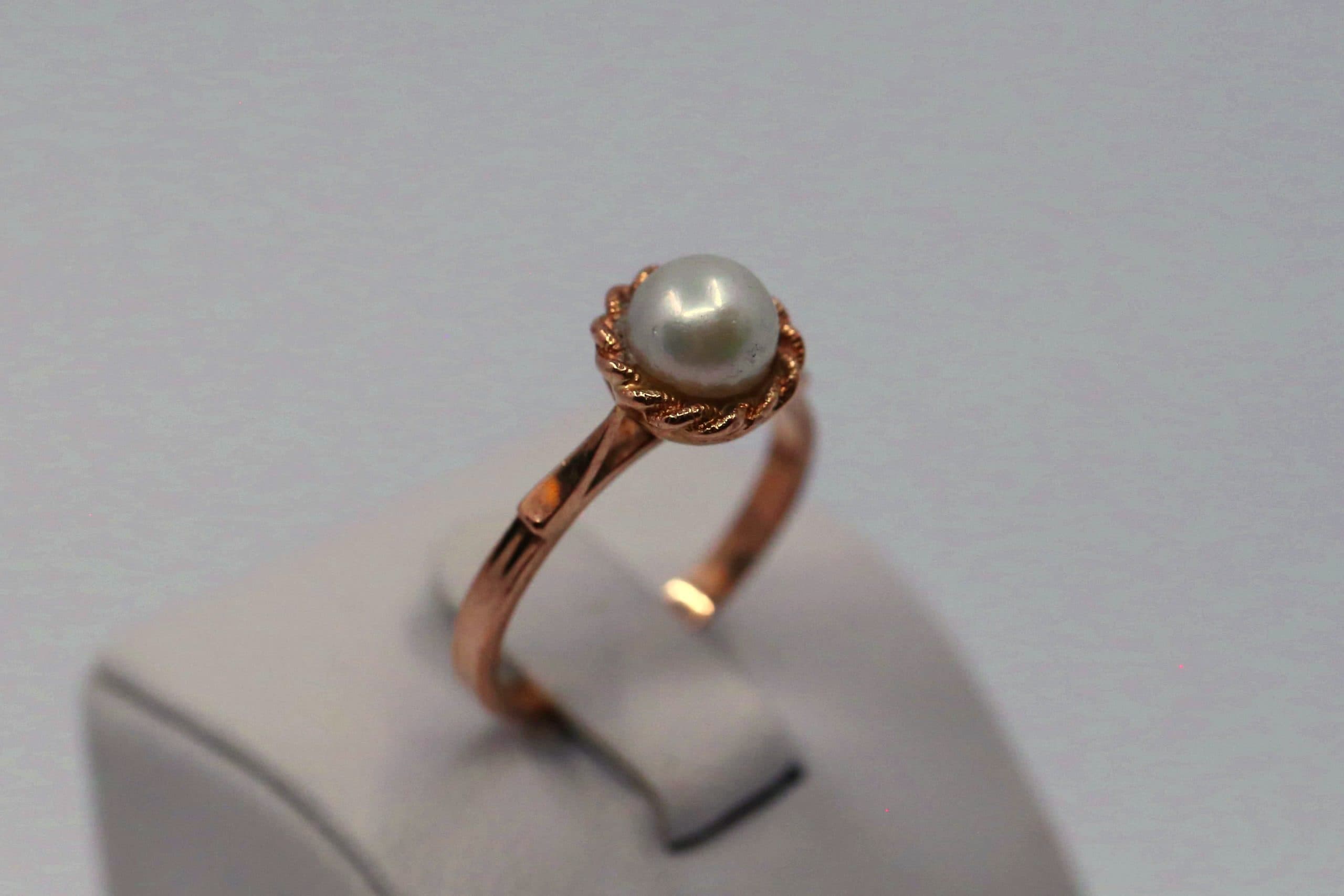 Zlatý dámský prsten s perlou 14k – 2,79g — použitý zlatý šperk, hlavní fotografie
