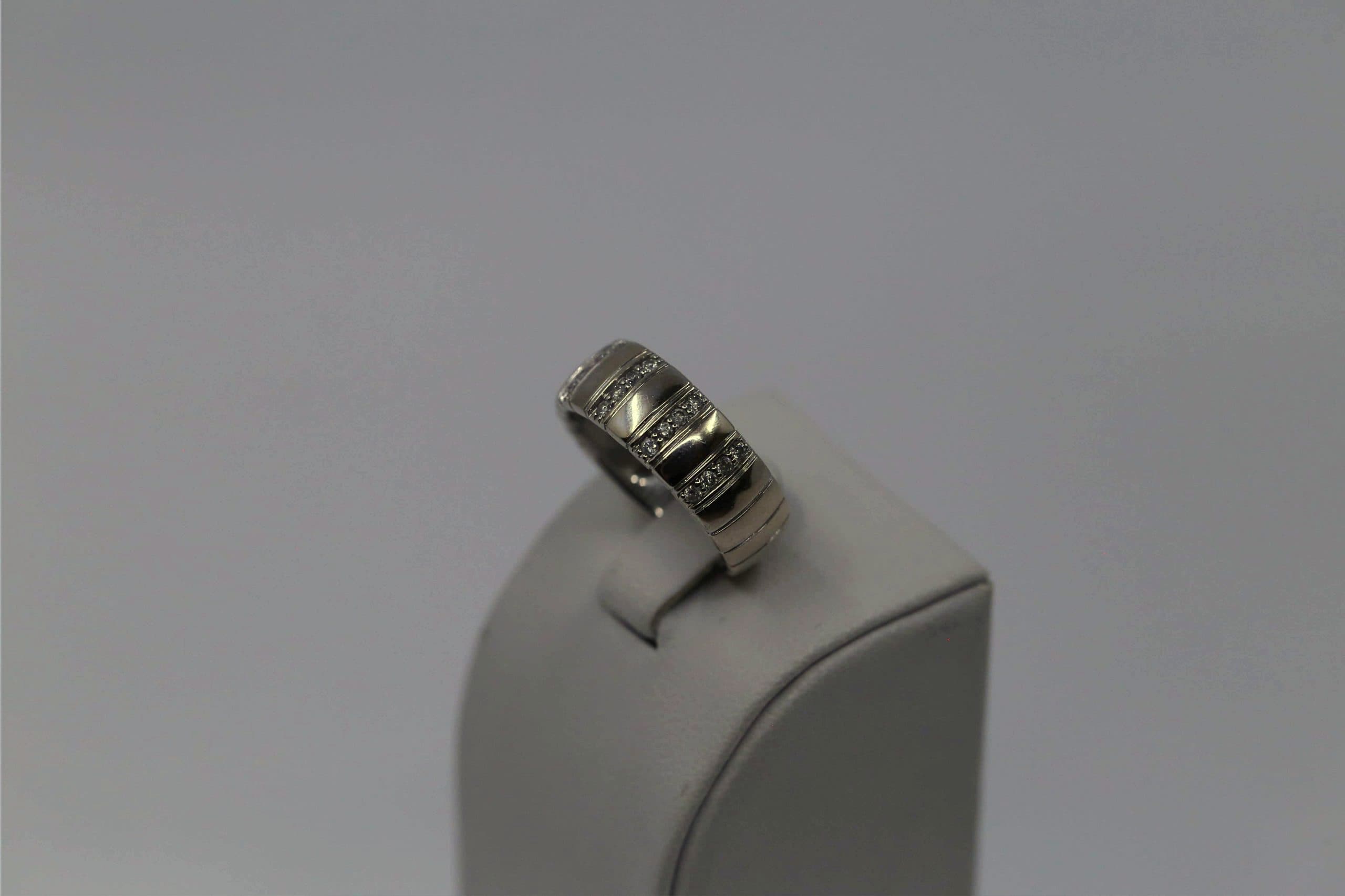 Zlatý dámský prsten s diamantama 18k – 6,19g — fotografie 2