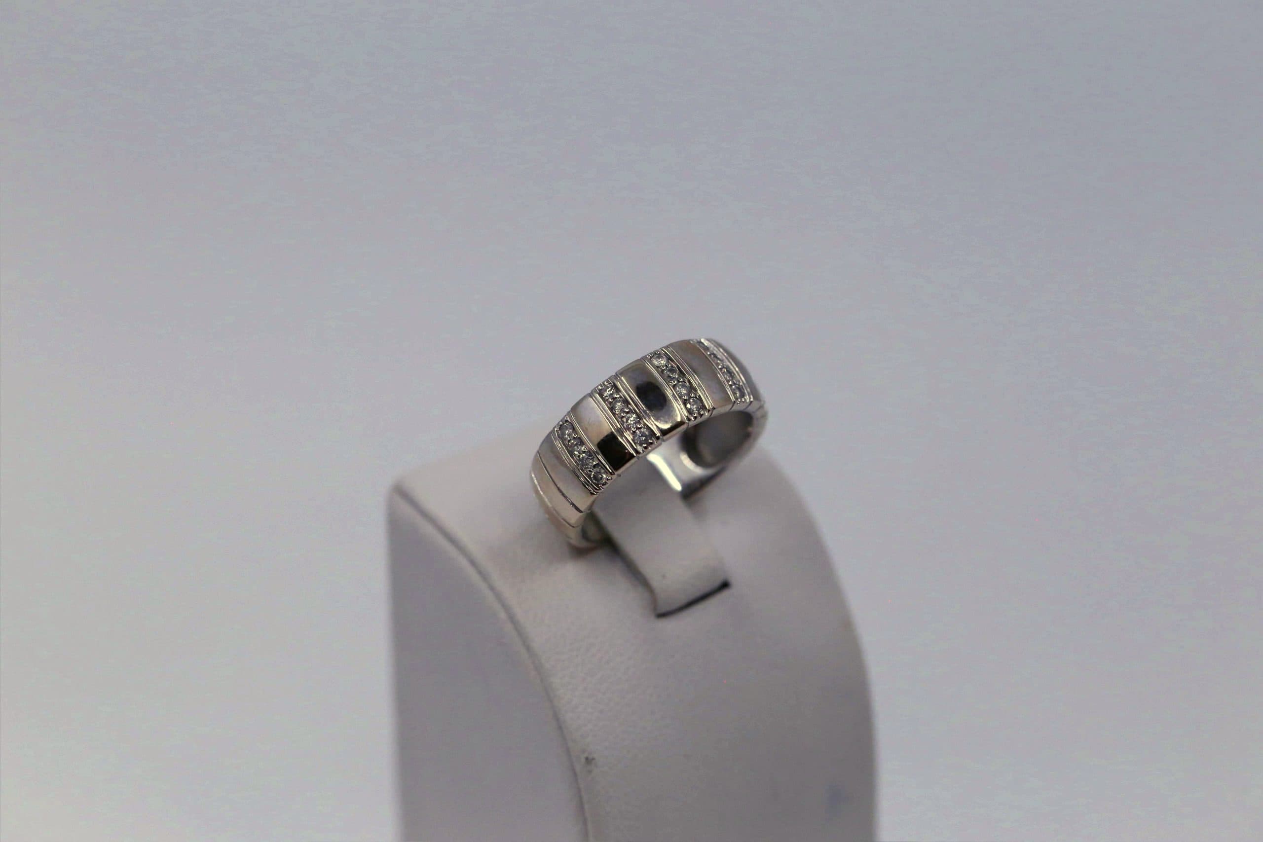 Zlatý dámský prsten s diamantama 18k – 6,19g — použitý zlatý šperk, hlavní fotografie