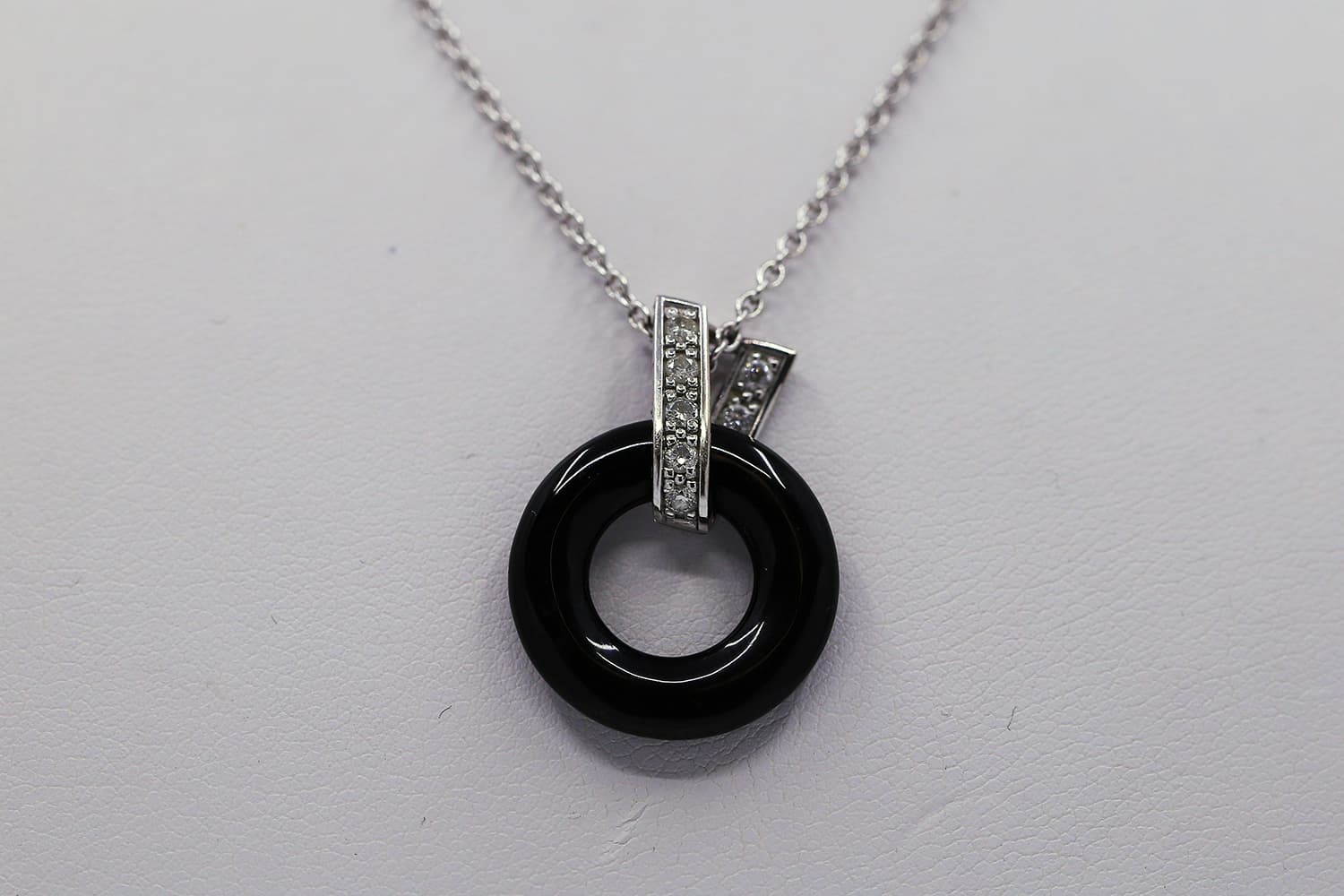 Zlatý náhrdelník Guy Laroche s diamanty 14k – 5,61g — použitý zlatý šperk, hlavní fotografie