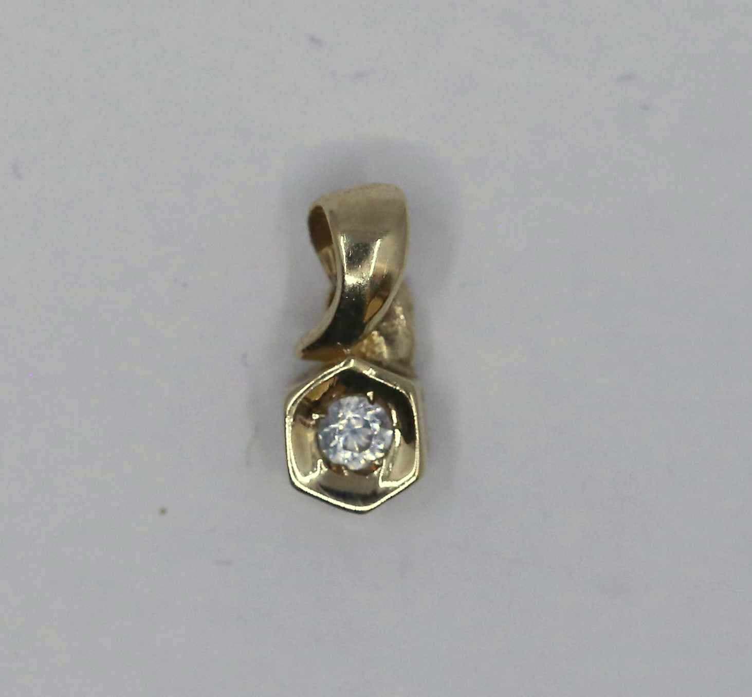 Zlatý přívěsek s kamenem 14k – 0,68g — použitý zlatý šperk, hlavní fotografie