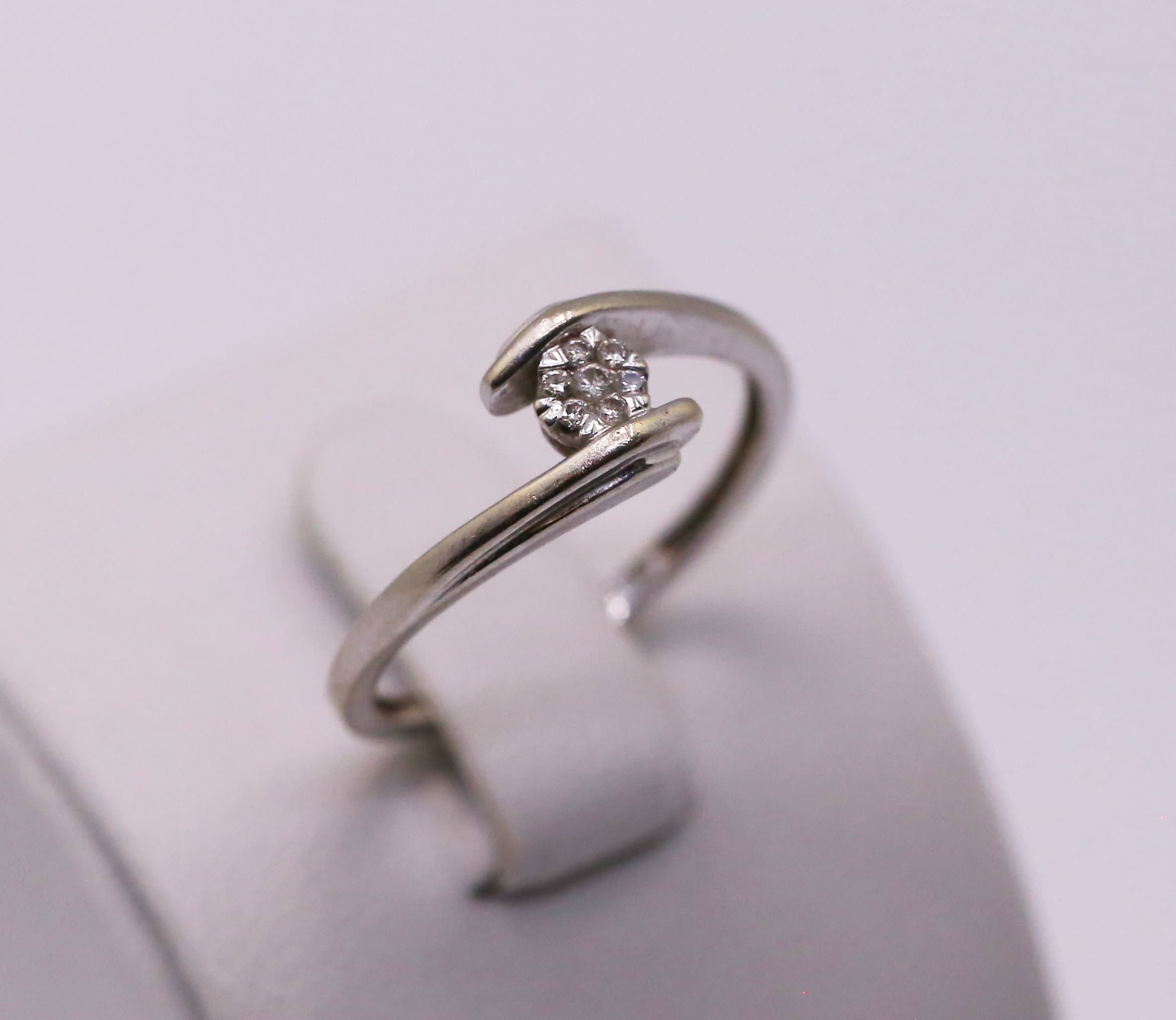 Zlatý dámský prsten s diamanty 14k – 1,6g — použitý zlatý šperk, hlavní fotografie