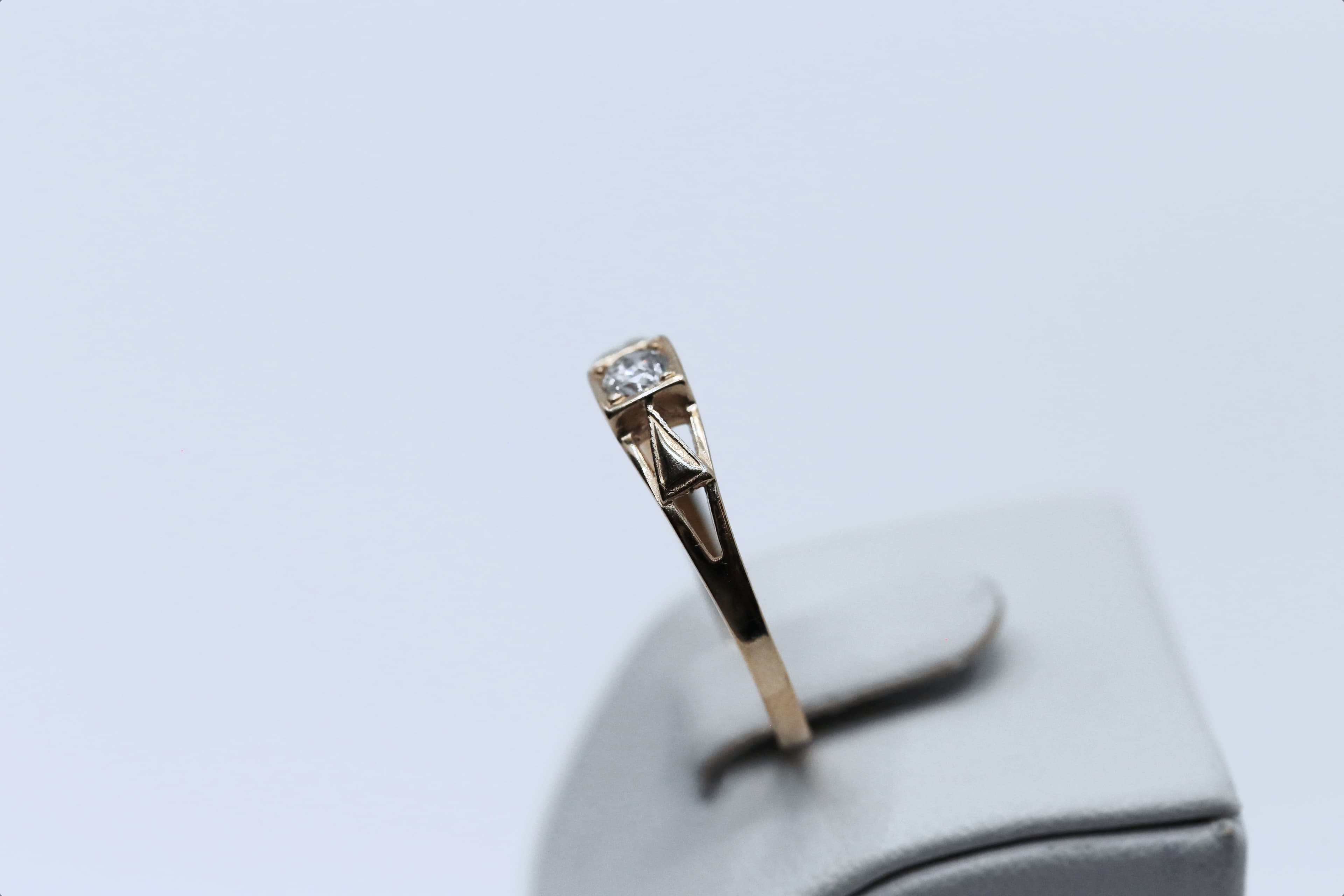 Zlatý dámský prsten s bílým kamenem 14k – 1,64g — fotografie 2