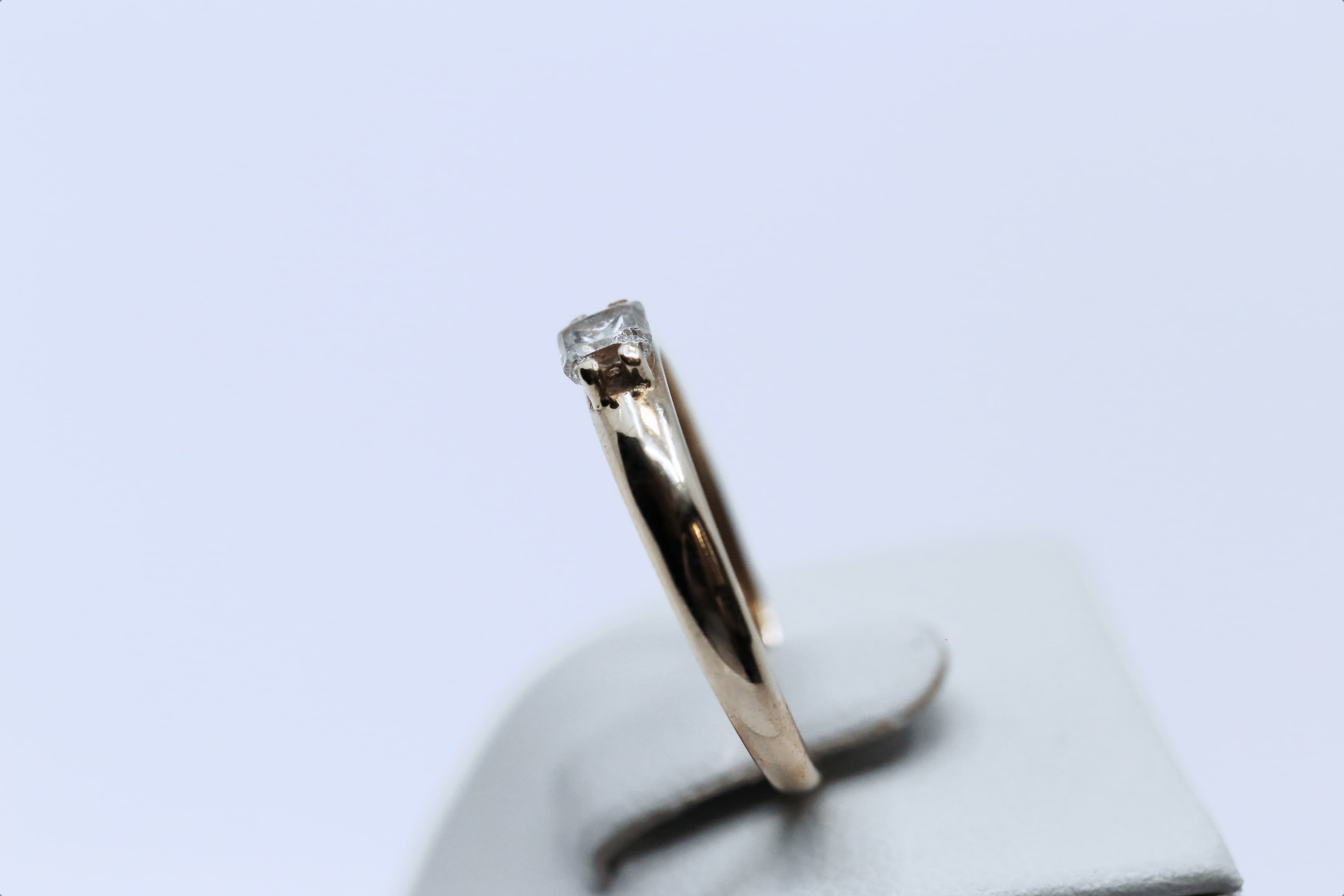 Zlatý dámský prsten s bílým kamenem 14k – 1,77g — fotografie 2