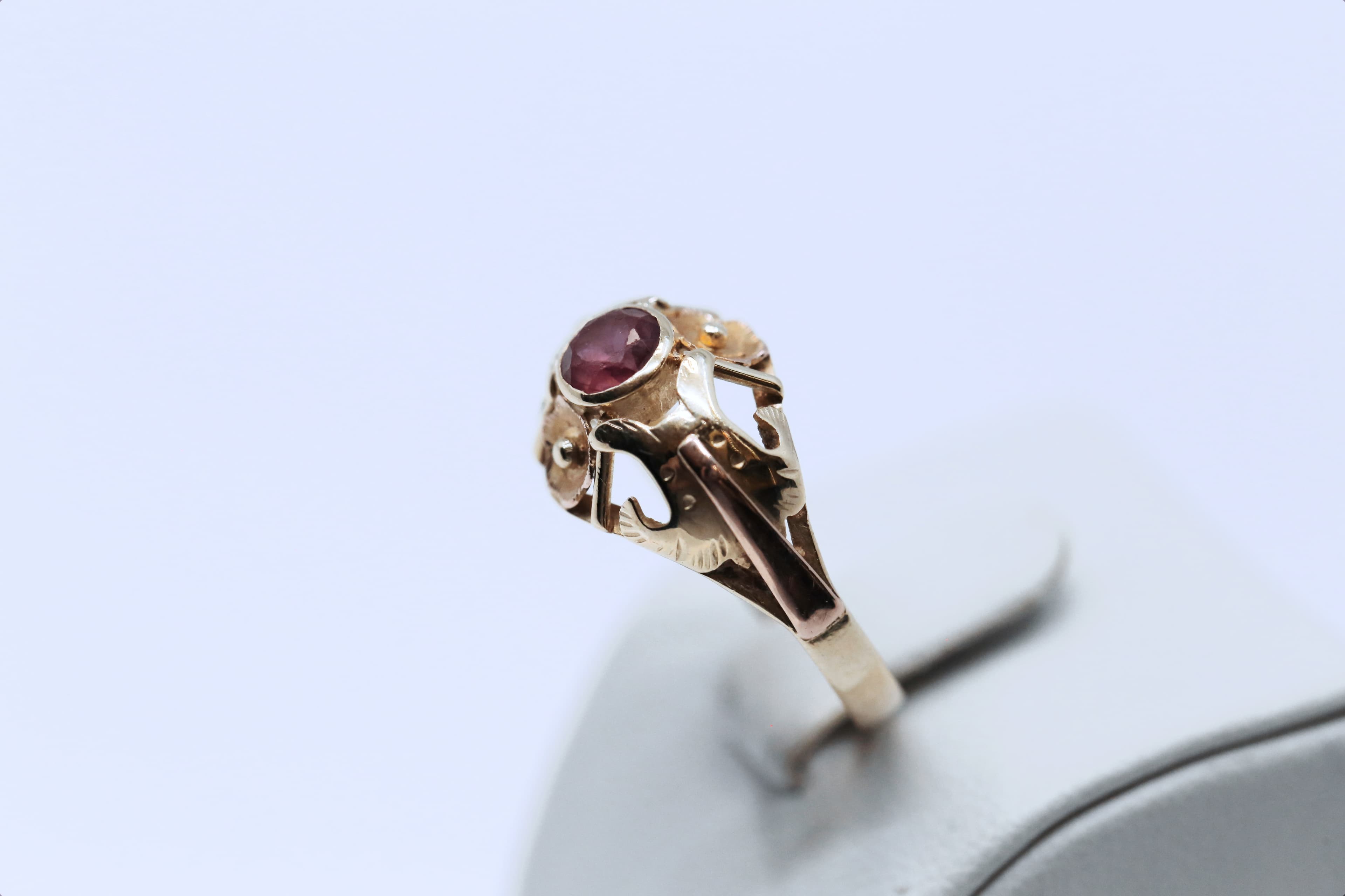 Zlatý dámský prsten s červeným kamenem 14k – 2,66g — fotografie 2