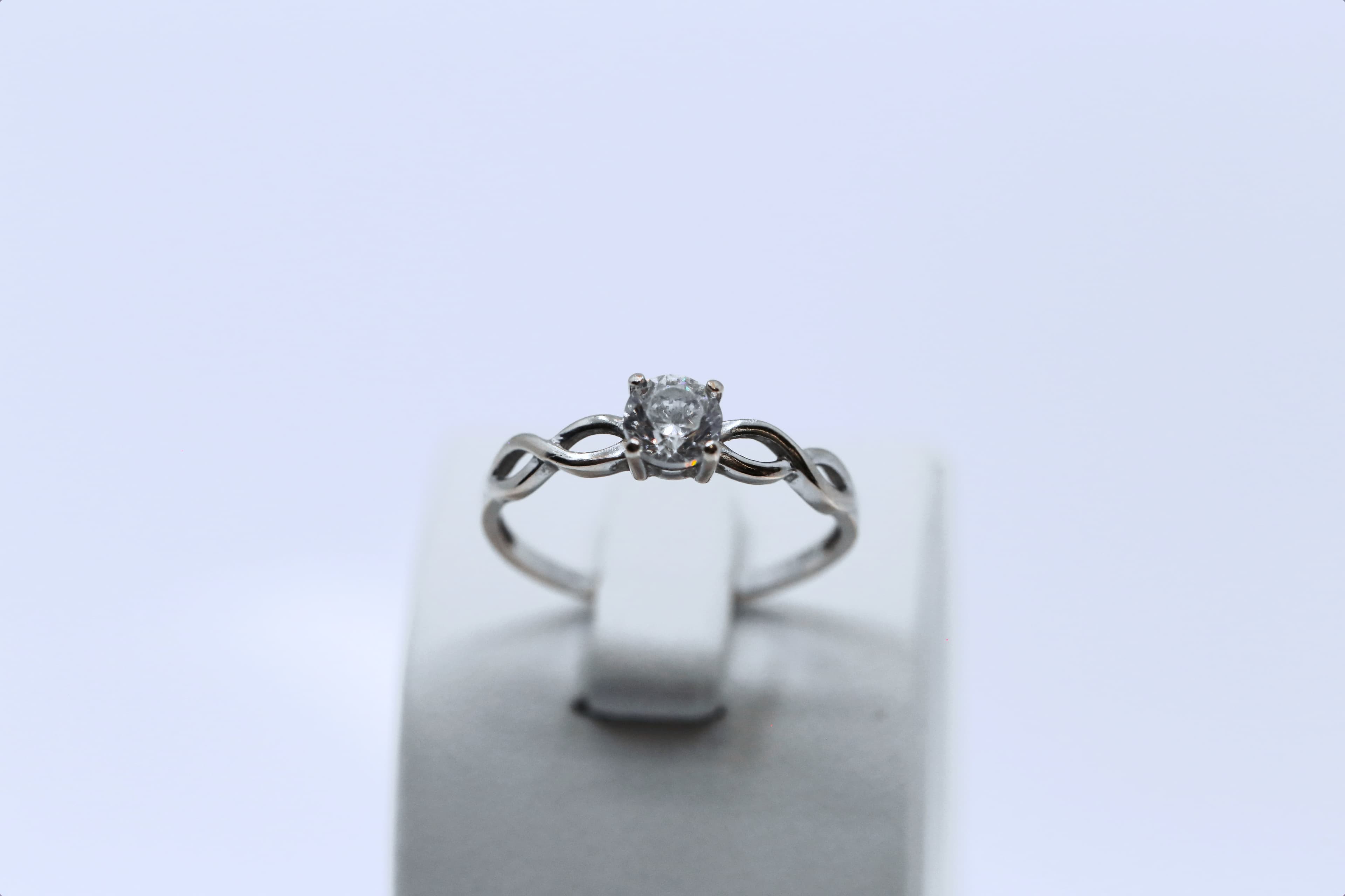 Zlatý dámský prsten s bílým kamenem 14k – 1,95g — fotografie 2