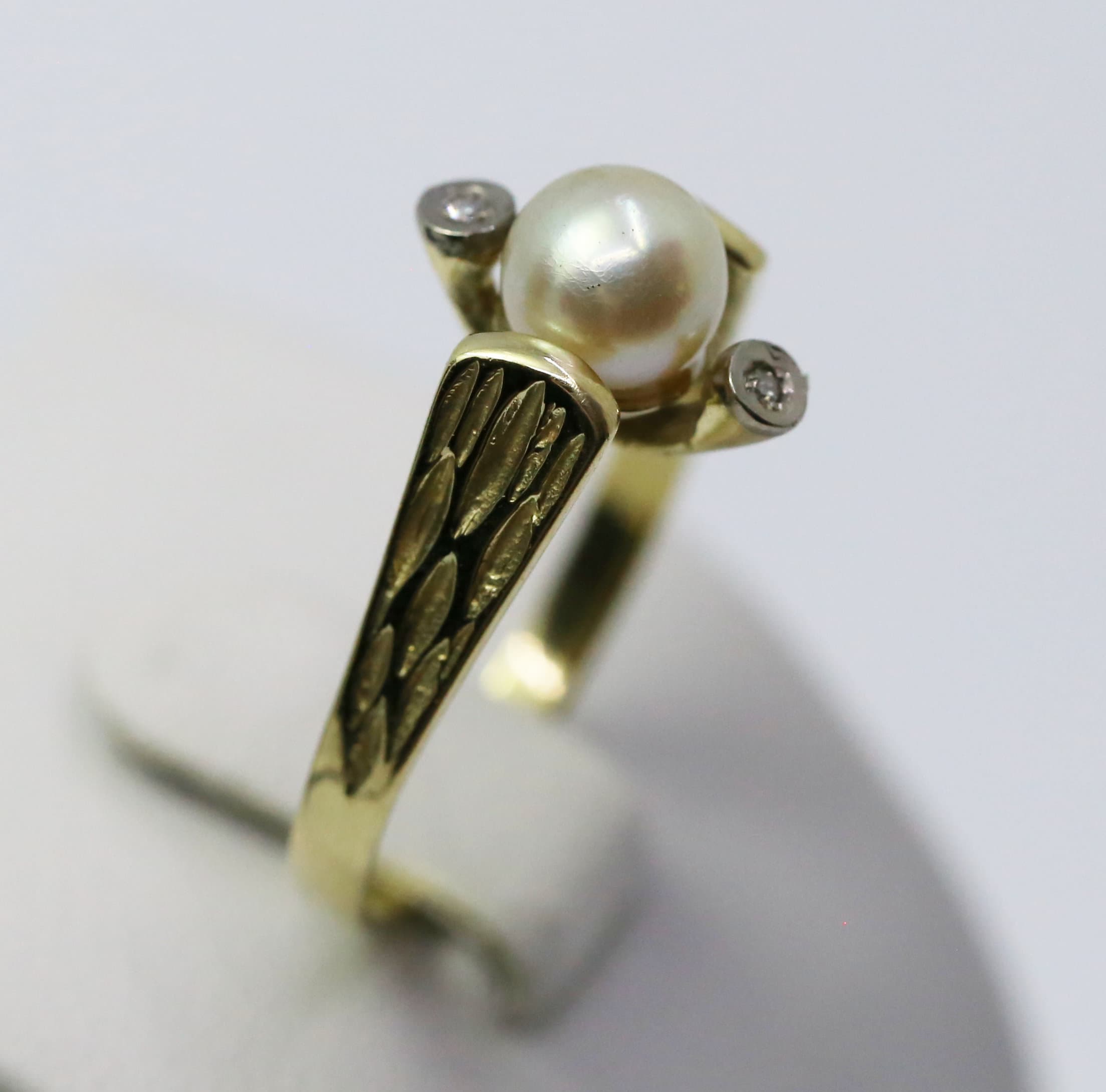Zlatý dámský prsten s perlou 14k – 3,10g — fotografie 2