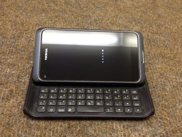 Mobilní telefon: Nokia E7