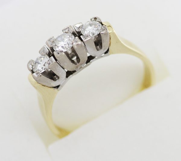 Zlatý prsten s třemi diamanty