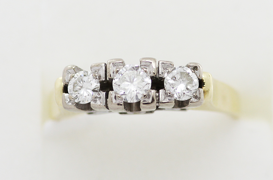 Zlatý prsten s třemi diamanty