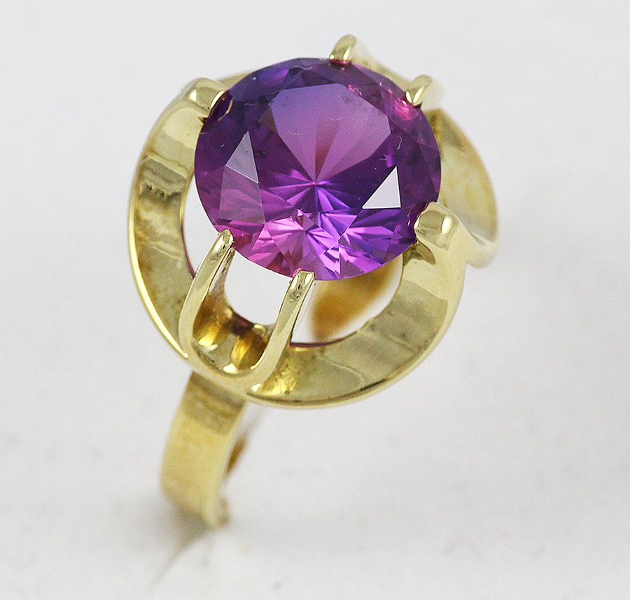 Zlatý prsten s velkým fialovým kamenem