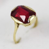 Zlatý prsten s výrazným rudým kamenem