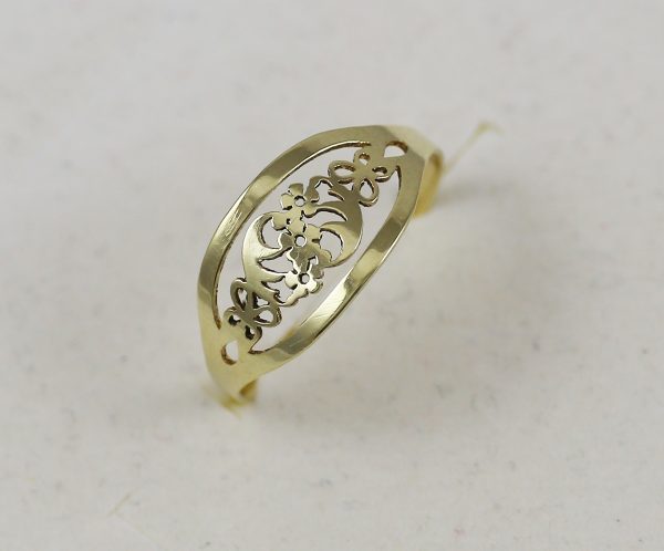 Zlatý prsten s vyřezávaným květinovým motivem