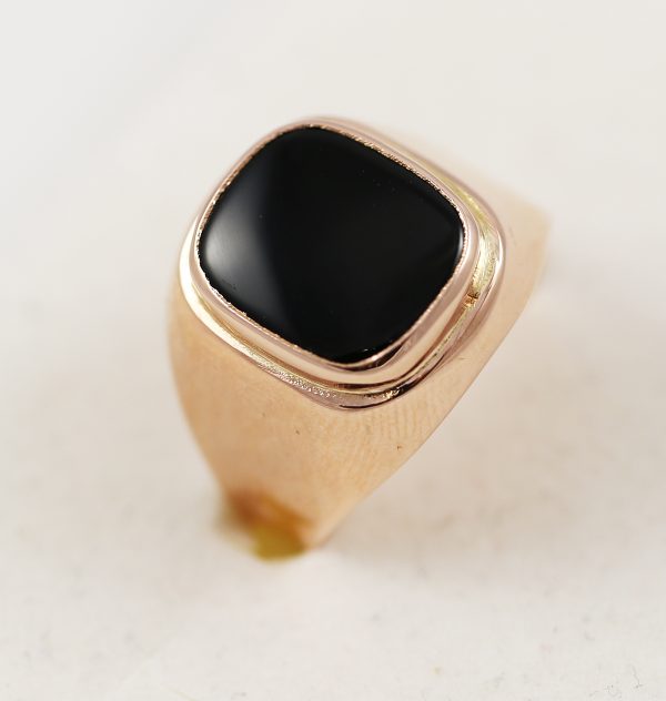 Pánský prsten s černým kamenem v červeném zlatě