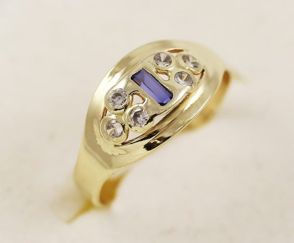 Zlatý prsten s fialovým kamenem a šesti čirými