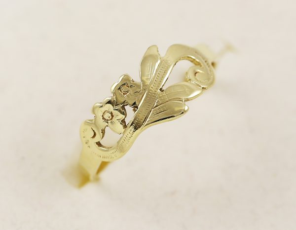 Zlatý prsten s motivem květin