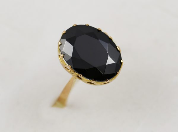 Zlatý dámský prsten s velkým černým kamenem