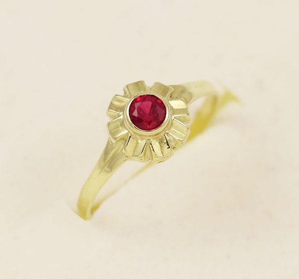 Prsten květinka s červeným kamenem
