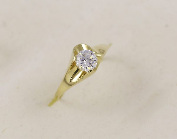 Elegantní prsten s kamenem