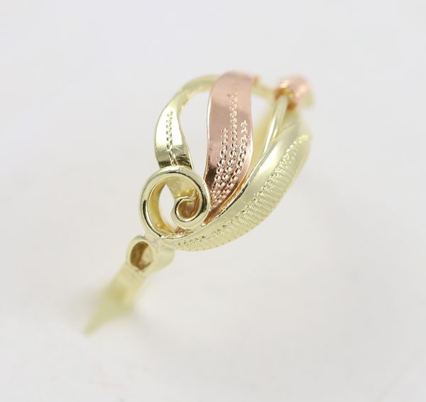 Zlatý prsten s motivem rostliny