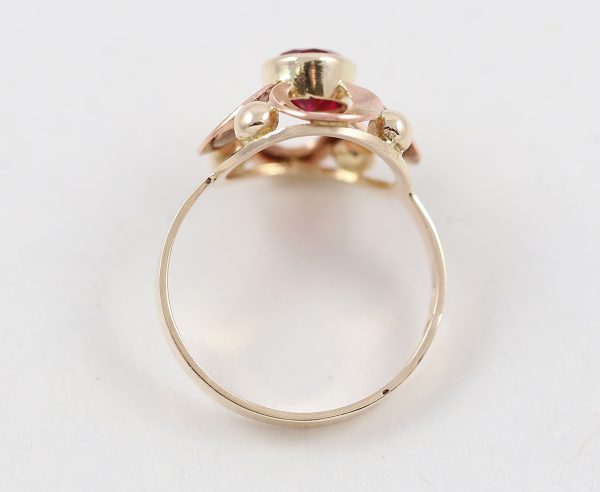 Zlatý prsten květinka s červeným kamínkem