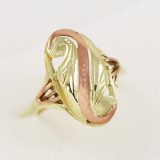 Velký dámský prsten kombinující barvy zlata
