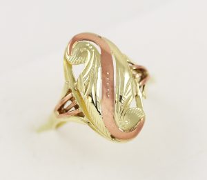 Velký dámský prsten kombinující barvy zlata