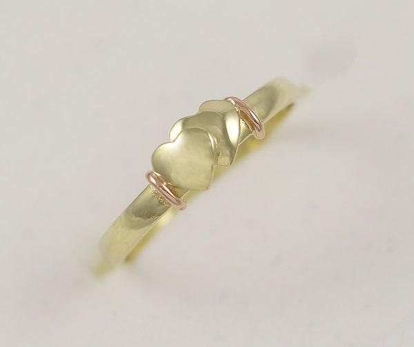 Zlatý prstýnek s dvěma mini srdíčky
