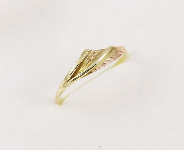 Zlatý prsten list se žilkami