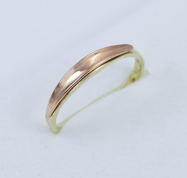 Jednoduchý zlatý prsten v kombinaci