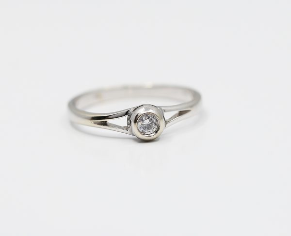 Bílý zlatý prsten s elegantním kamenem