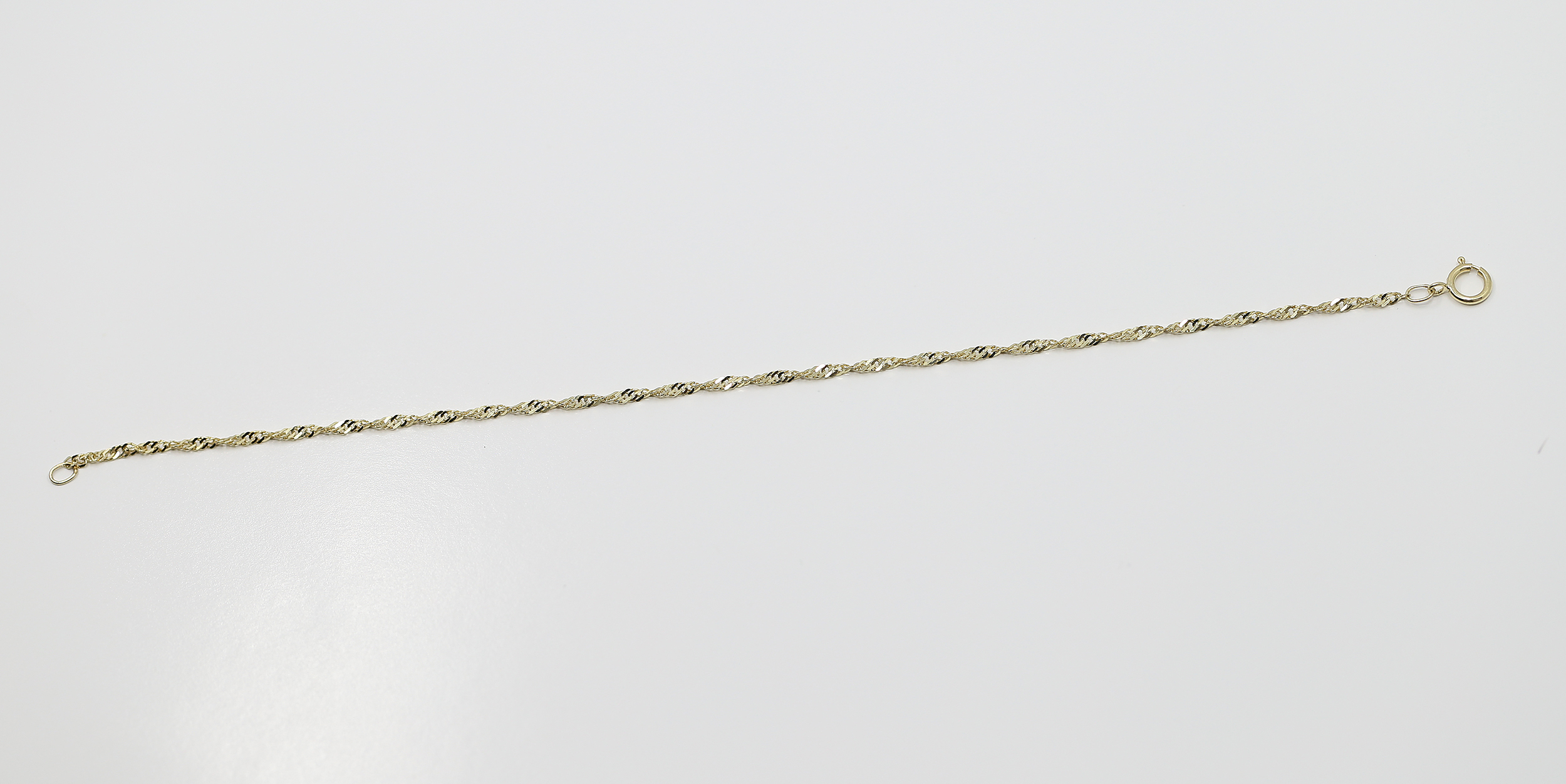 Zlatý náramek elegance