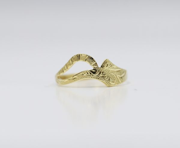 Zlatý vyrývaný prsten