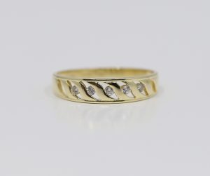 Zlatý prsten vlny s kamínky