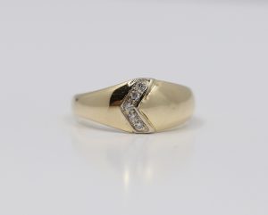 Zlatý prsten ukazující směr