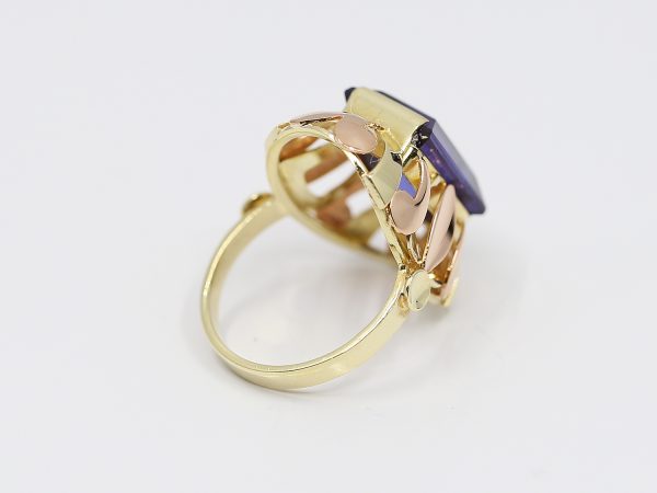 Zlatý prsten staromódní elegance