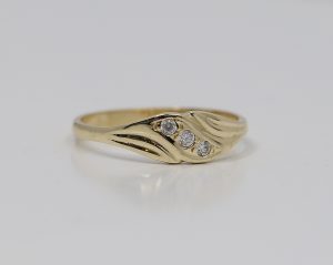 Zlatý prsten s troj kamením