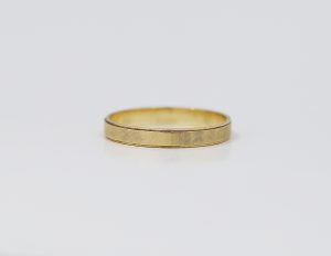 Zlatý prsten s jemným rytím