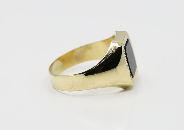Zlatý prsten s velkým kamenem