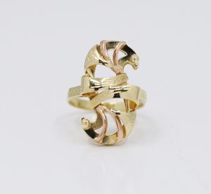 Zlatý prsten s výrazným motivem