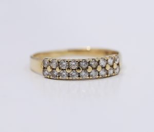 Zlatý prsten s mnoha kamínky