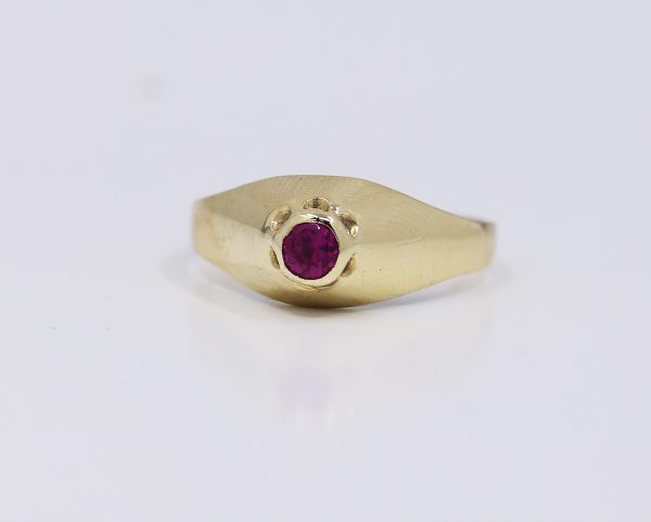 Zlatý prsten s růžovým kamenem