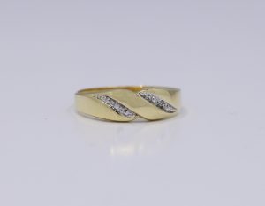 Zlatý elegantní prsten s kameny