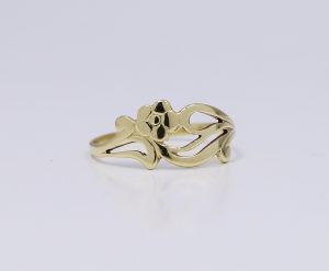 Zlatý prsten s květem
