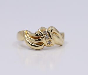 Zlatý prsten s kameny